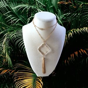 EUC Chic Dainty Gold Tone Clover Beaded Pendant Tassel Necklace